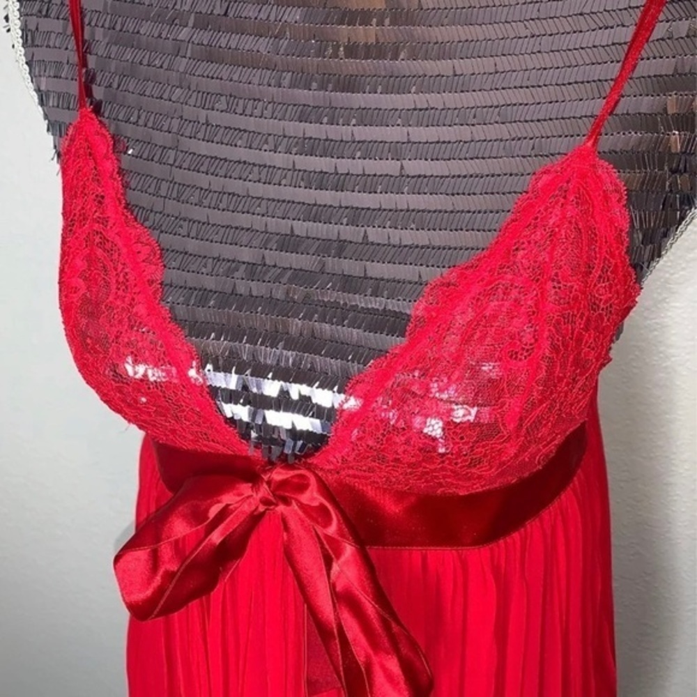 Victoria's Secret Very Sexy Pleated Babydoll - Picture 3 of 11